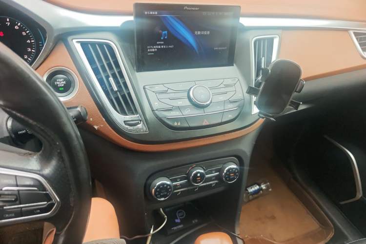 Used Soueast DX7 2017 1.5T Automatic Luxury Model Audio And AC Panel