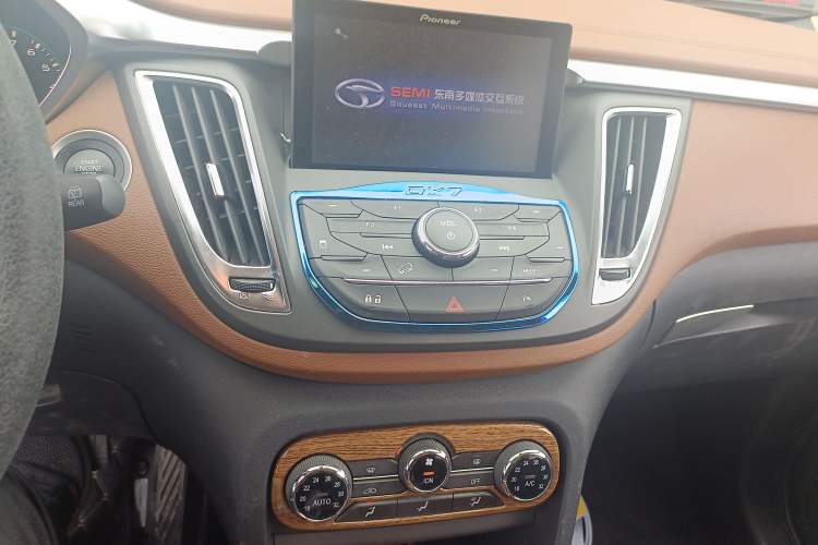 Used Soueast DX7 2017 1.5T Automatic Luxury Model Audio And AC Panel