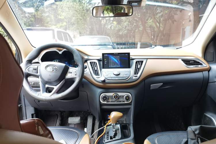 Used Soueast DX7 2017 1.5T Automatic Luxury Model Center Console