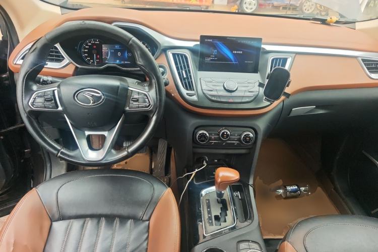 Used Soueast DX7 2017 1.5T Automatic Luxury Model Center Console