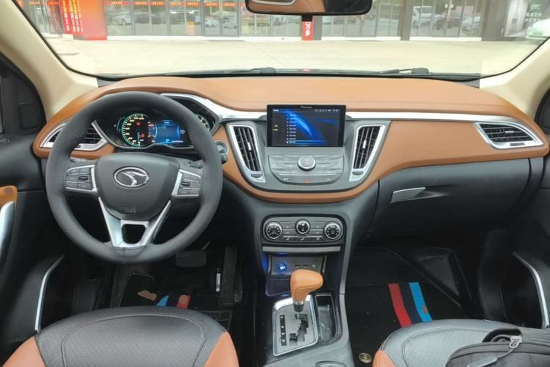 Used Soueast DX7 2017 1.5T Automatic Luxury Model Center Console