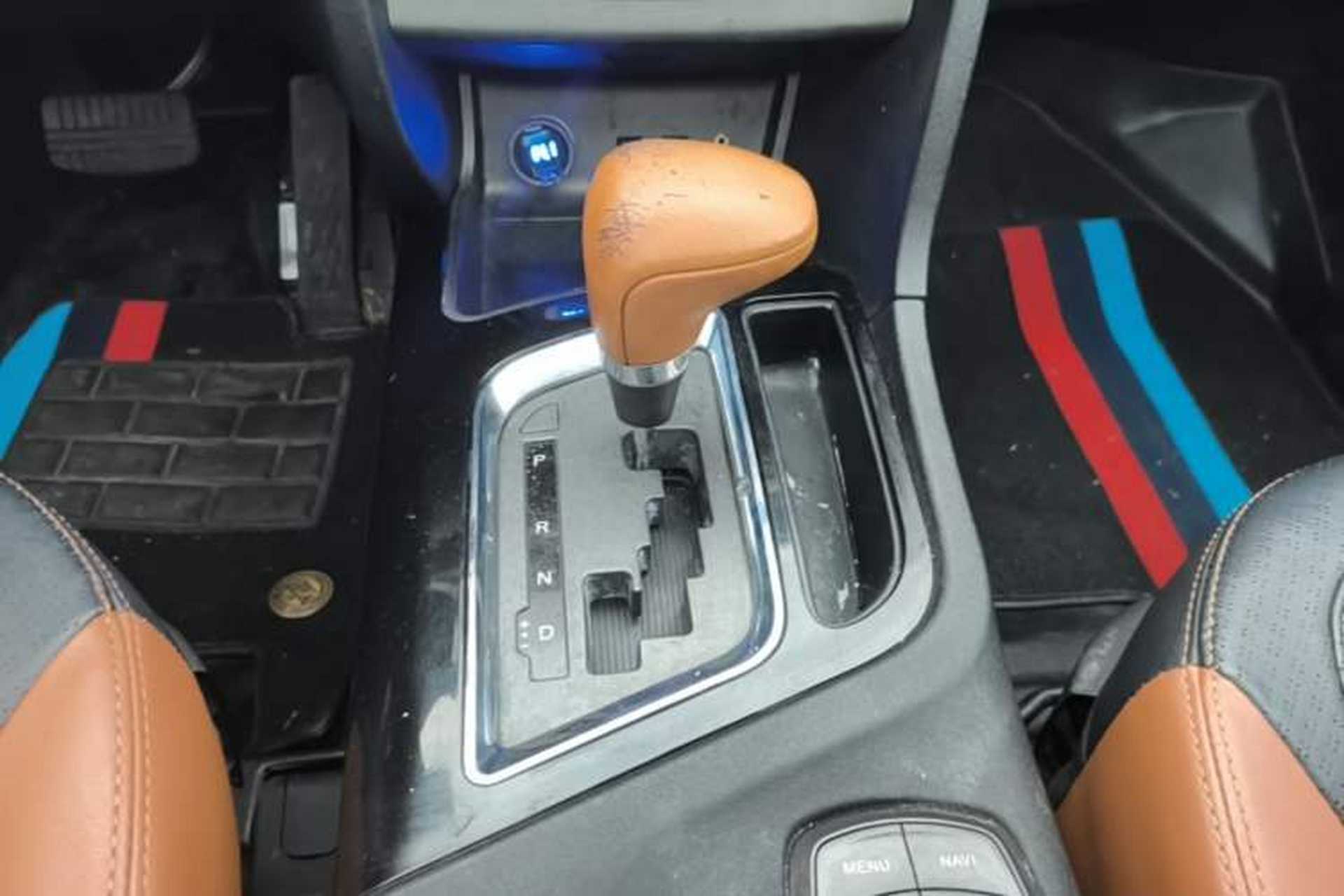 Used Soueast DX7 2017 1.5T Automatic Luxury Model Gear Lever