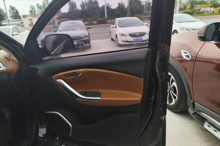 Used Soueast DX7 2017 1.5T Automatic Luxury Model Interior 5