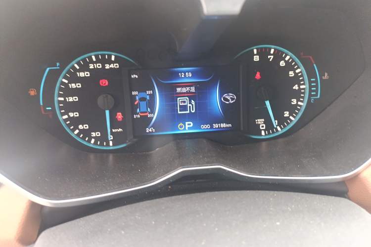 Used Soueast DX7 2017 1.5T Automatic Luxury Model Odometer Close Up