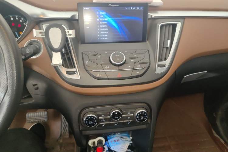 Used Soueast DX7 2017 1.5T Automatic Luxury Model Audio And AC Panel