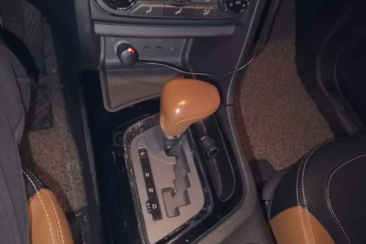 Used Soueast DX7 2017 1.5T Automatic Luxury Model Gear Lever