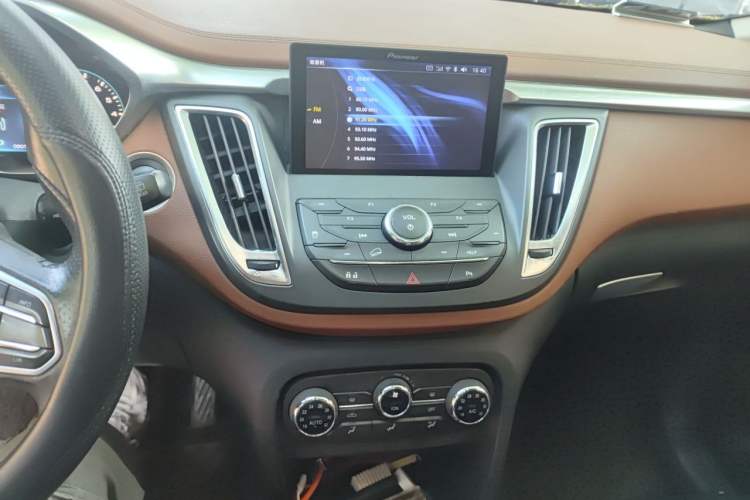 Used Soueast DX7 2017 1.5T Automatic Luxury Model Audio And AC Panel