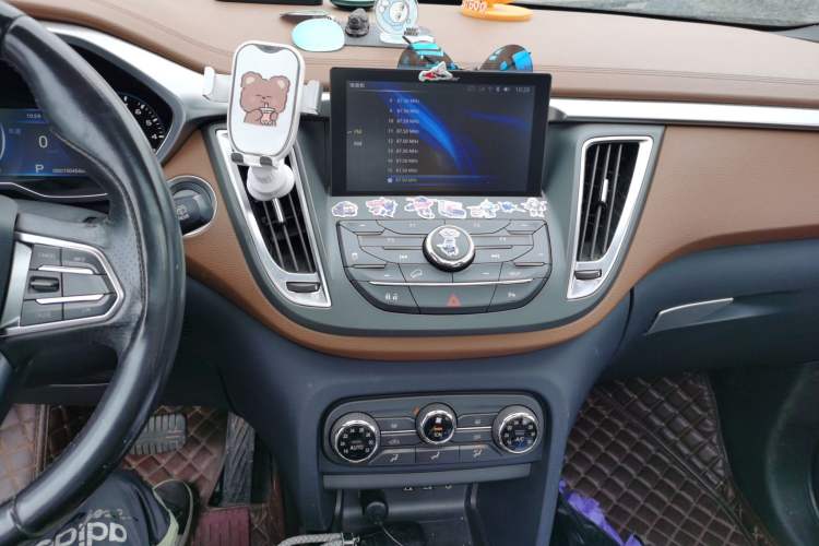 Used Soueast DX7 2017 1.5T Automatic Luxury Model Audio And AC Panel