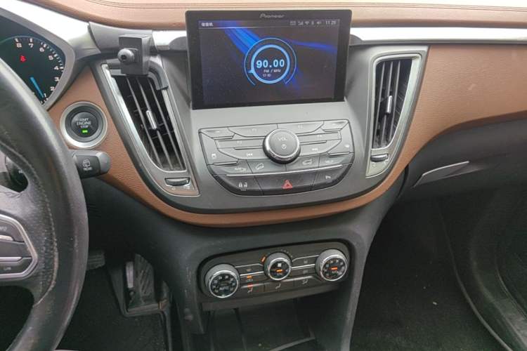 Used Soueast DX7 2017 1.5T Automatic Luxury Model Audio And AC Panel