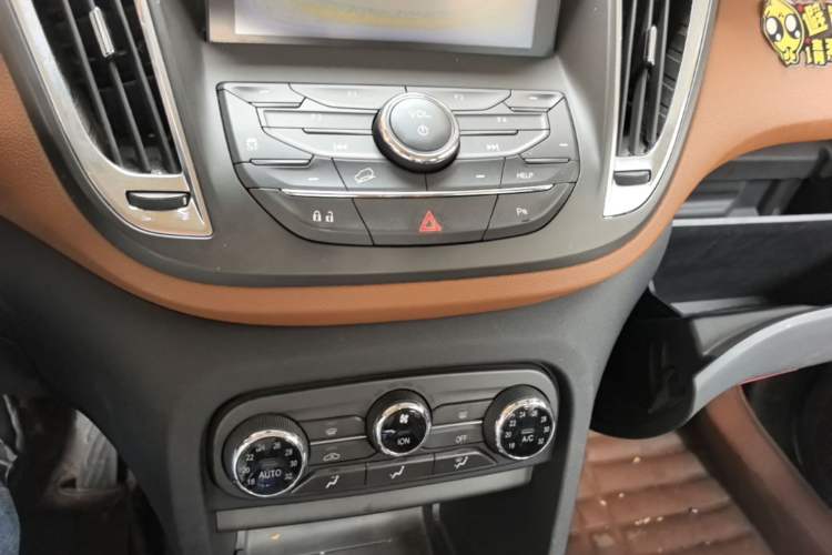 Used Soueast DX7 2017 1.5T Automatic Glory Edition Audio And AC Panel
