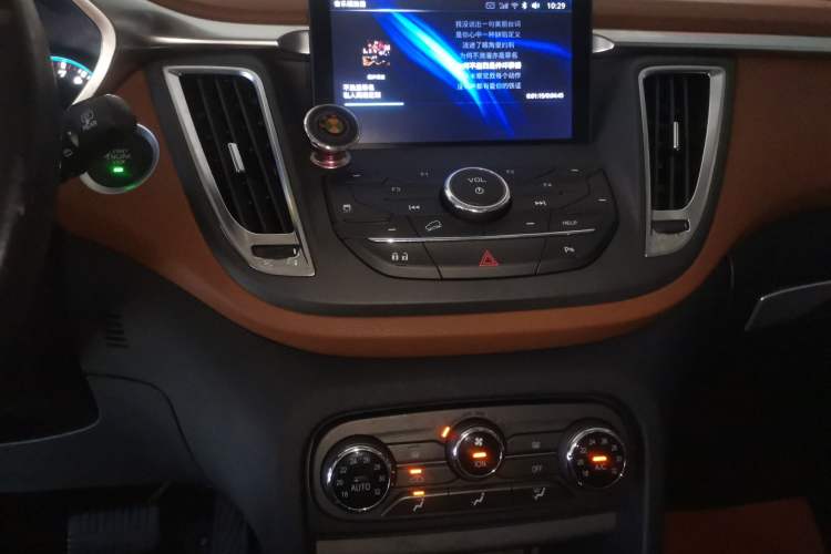 Used Soueast DX7 2017 1.5T Automatic Luxury Model Audio And AC Panel