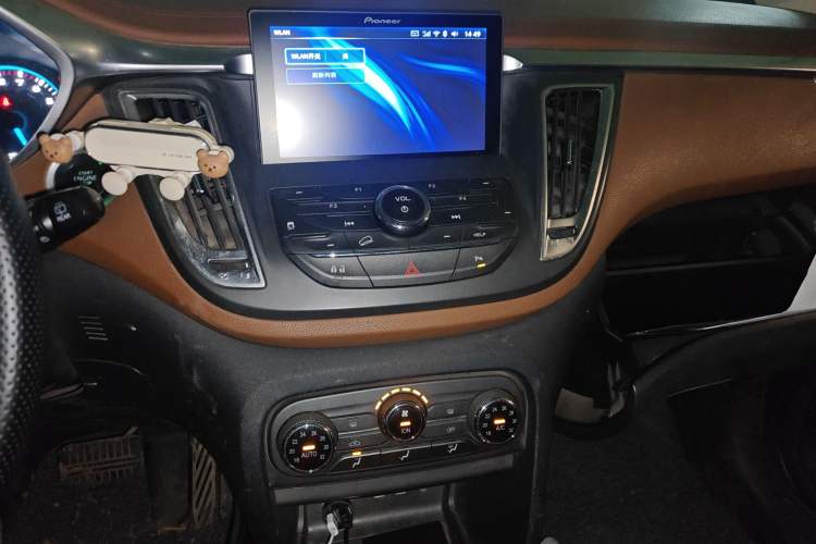 Used Soueast DX7 2017 1.5T Automatic Luxury Model Audio And AC Panel