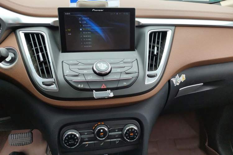 Used Soueast DX7 2017 1.5T Automatic Glory Edition Audio And AC Panel