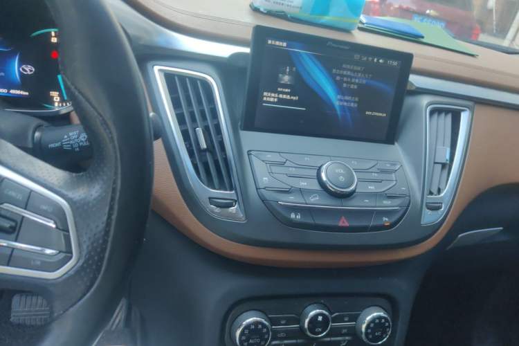 Used Soueast DX7 2017 1.5T Automatic Luxury Model Audio And AC Panel