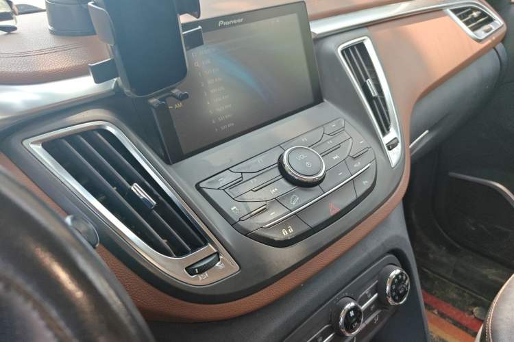 Used Soueast DX7 2017 1.5T Automatic Luxury Model Audio And AC Panel