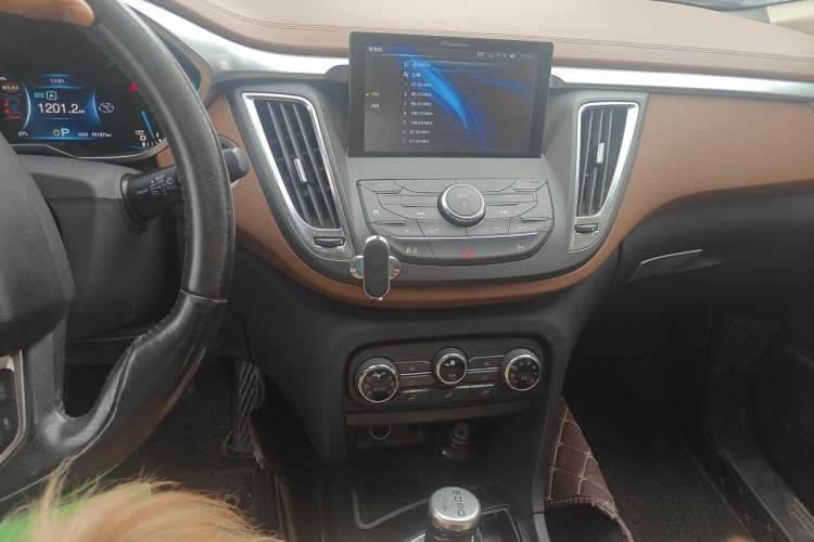 Used Soueast DX7 2017 1.5T Automatic Luxury Model Audio And AC Panel