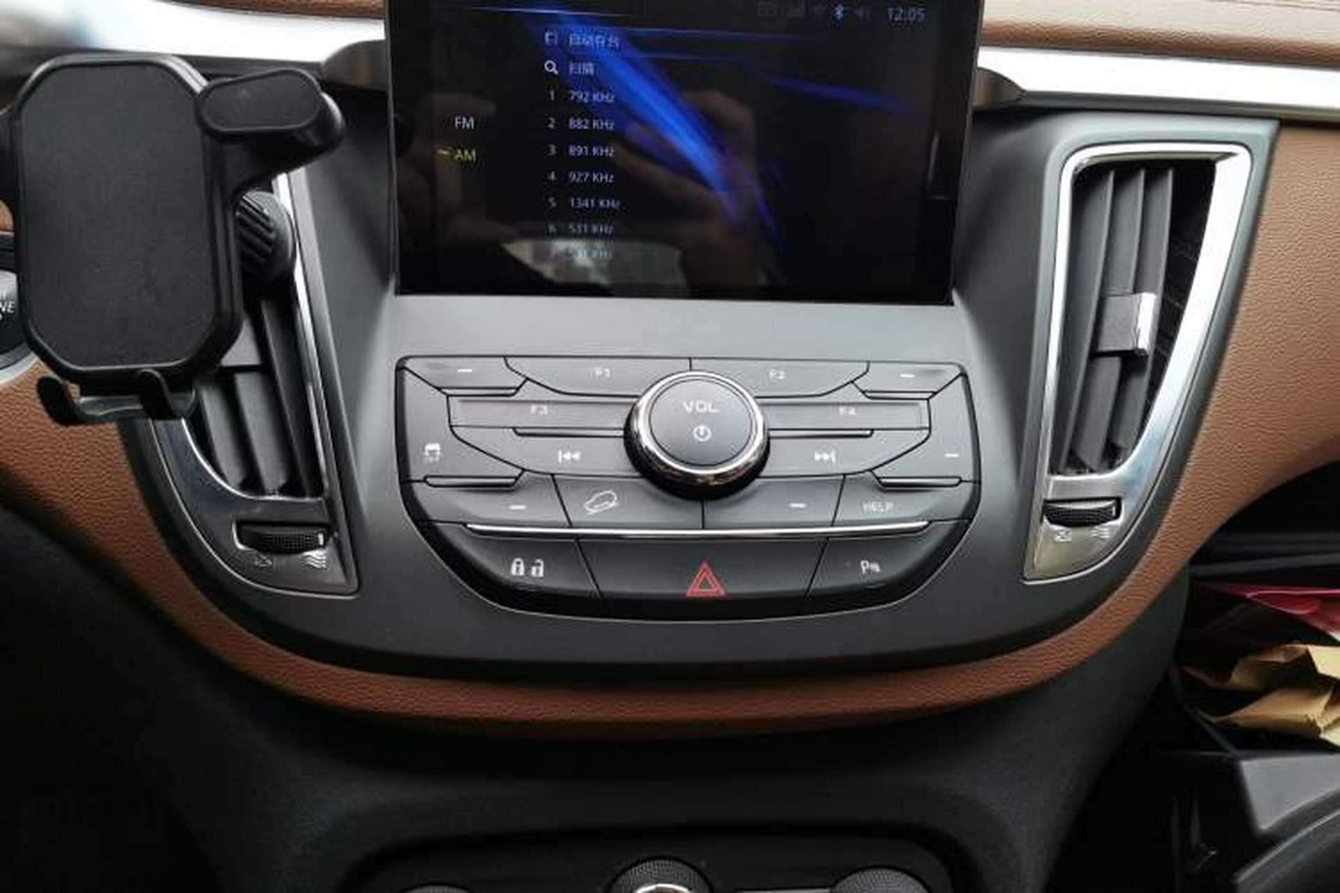 Used Soueast DX7 2017 1.5T Automatic Luxury Model Audio And AC Panel