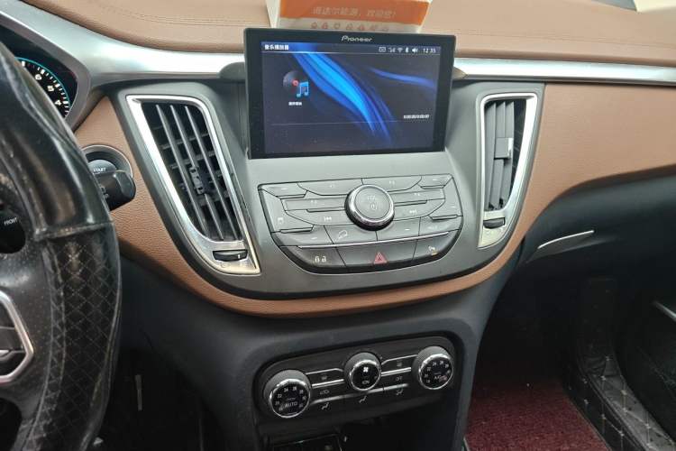 Used Soueast DX7 2017 1.5T Automatic Luxury Model Audio And AC Panel