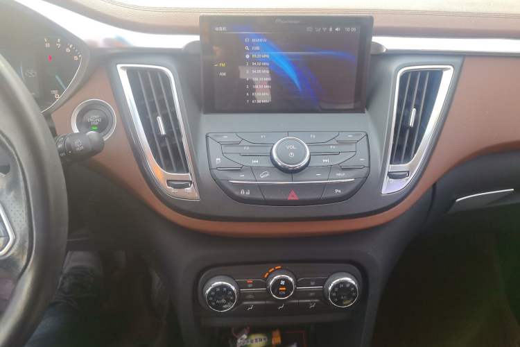 Used Soueast DX7 2017 1.5T Automatic Luxury Model Audio And AC Panel