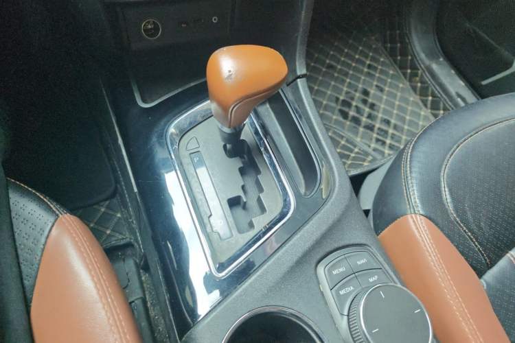 Used Soueast DX7 2017 1.5T Automatic Luxury Model Gear Lever