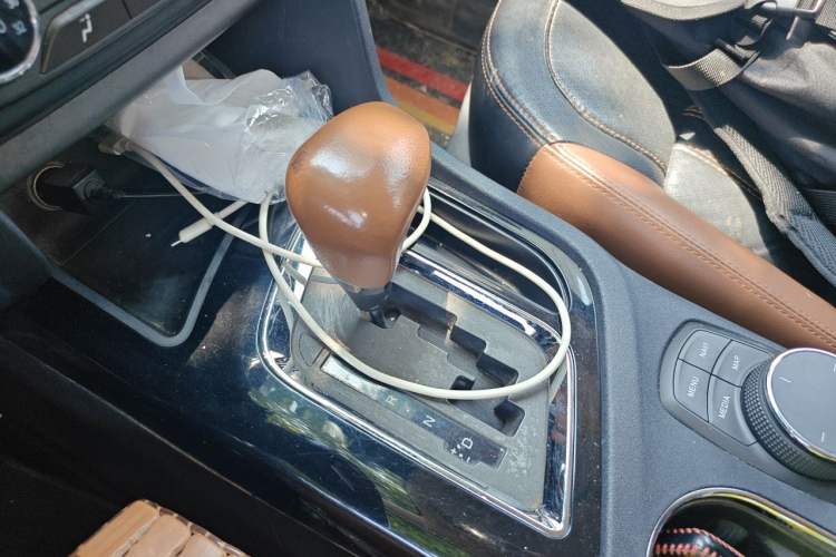 Used Soueast DX7 2017 1.5T Automatic Luxury Model Gear Lever