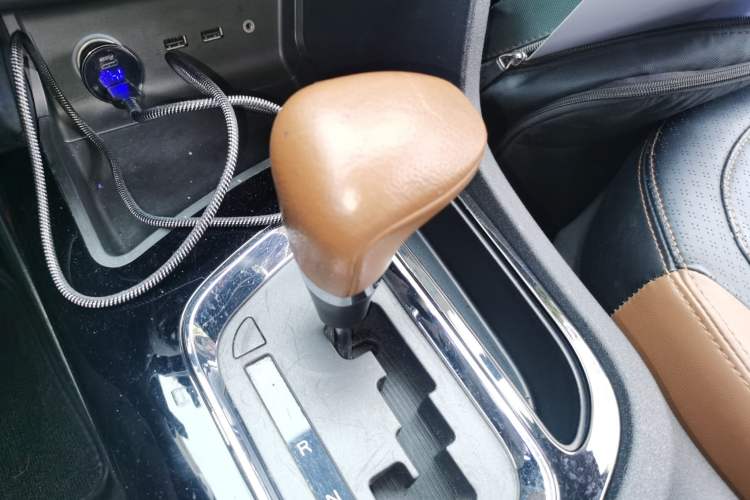 Used Soueast DX7 2017 1.5T Automatic Luxury Model Gear Lever