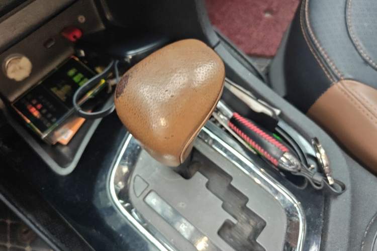 Used Soueast DX7 2017 1.5T Automatic Luxury Model Gear Lever