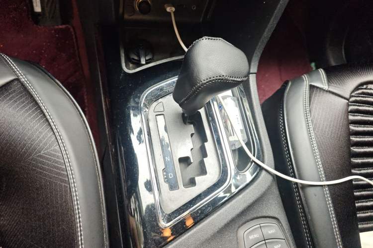 Used Soueast DX7 2017 1.5T Automatic Luxury Model Gear Lever