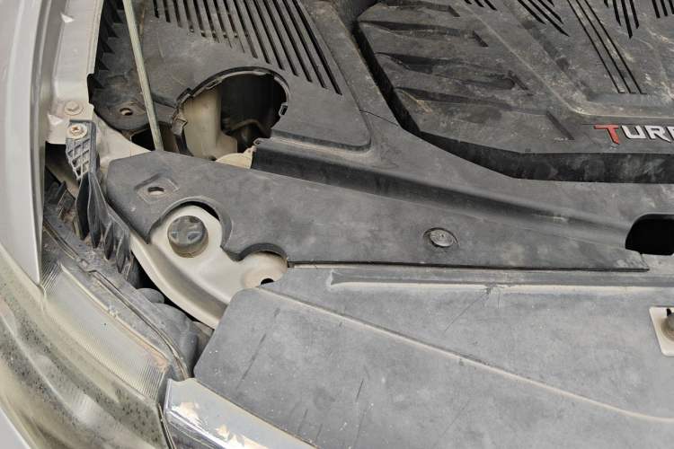 Used Soueast DX7 2017 1.5T Automatic Luxury Model Engine Bay Right