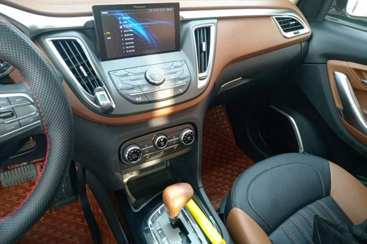Used Soueast DX7 2017 1.5T Automatic Luxury Model Audio And AC Panel
