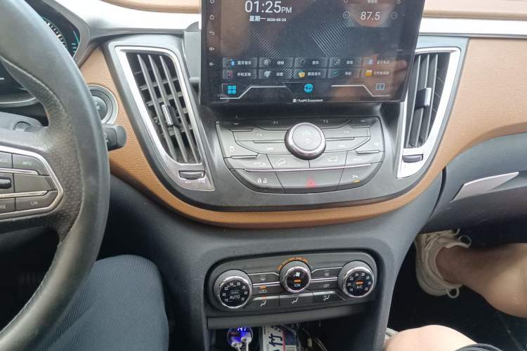 Used Soueast DX7 2017 1.5T Automatic Luxury Model Audio And AC Panel