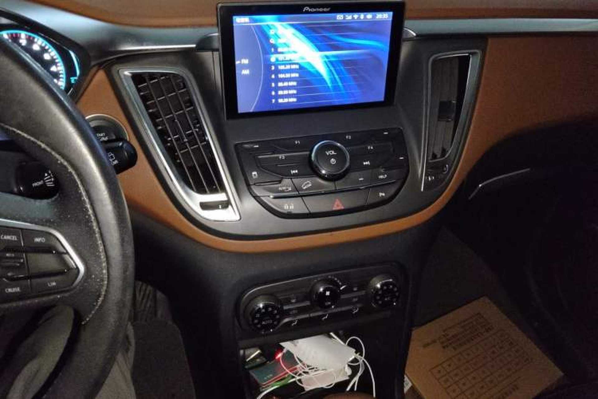 Used Soueast DX7 2017 1.5T Automatic Luxury Model Audio And AC Panel