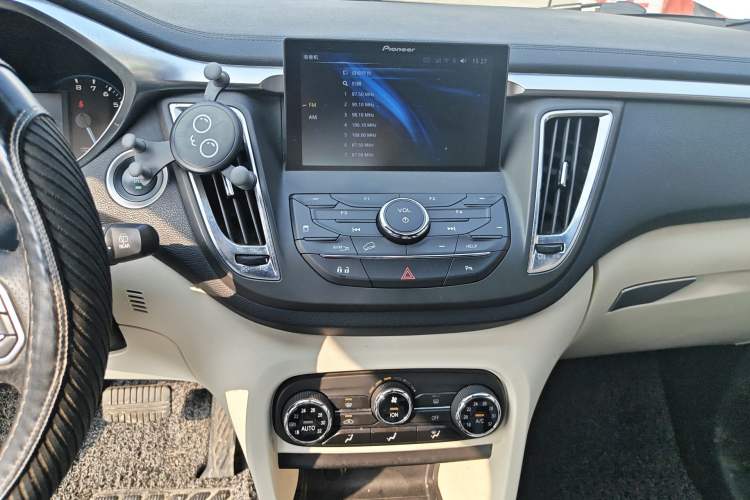 Used Soueast DX7 2017 1.5T Automatic White Rider Trim Audio And AC Panel