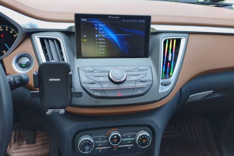 Used Soueast DX7 2017 1.5T Manual Luxury Model Audio And AC Panel