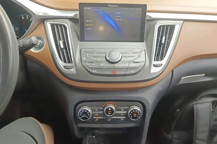 Used Soueast DX7 2017 1.5T Manual Triumph Edition Audio And AC Panel