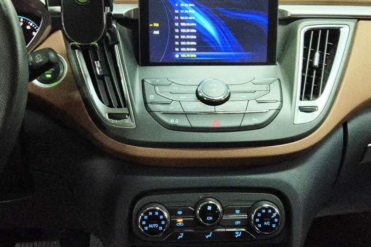 Used Soueast DX7 2017 1.5T Automatic Glory Edition Audio And AC Panel