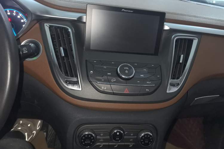 Used Soueast DX7 2017 1.5T Automatic Luxury Model Audio And AC Panel