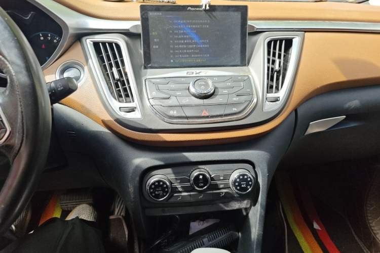 Used Soueast DX7 2017 1.5T Automatic Luxury Model Audio And AC Panel