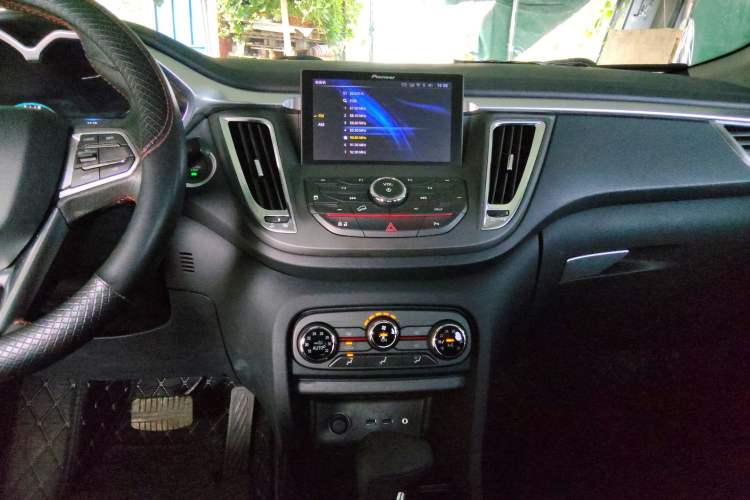 Used Soueast DX7 2017 1.5T Automatic Luxury Model Audio And AC Panel
