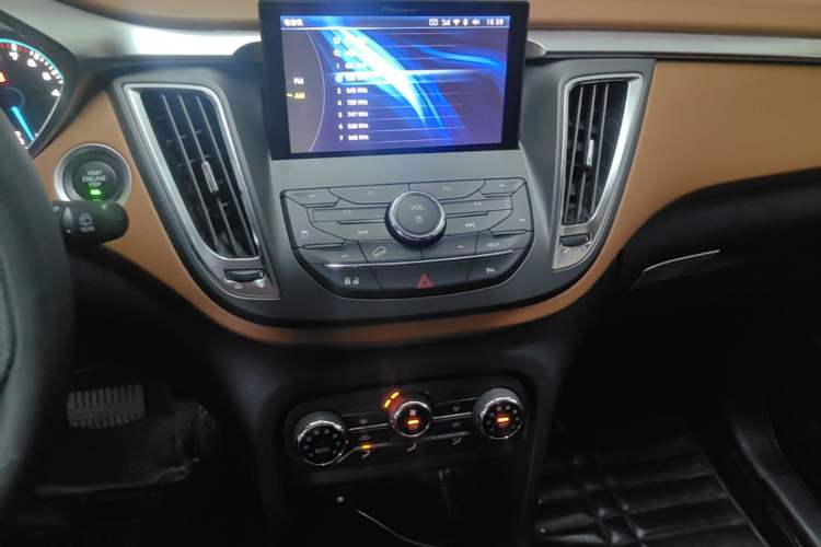 Used Soueast DX7 2017 1.5T Automatic Luxury Model Audio And AC Panel