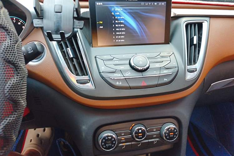 Used Soueast DX7 2017 1.5T Automatic Luxury Model Audio And AC Panel