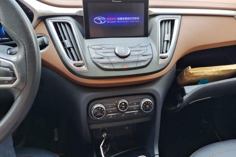Used Soueast DX7 2017 1.5T Manual Triumph Edition Audio And AC Panel