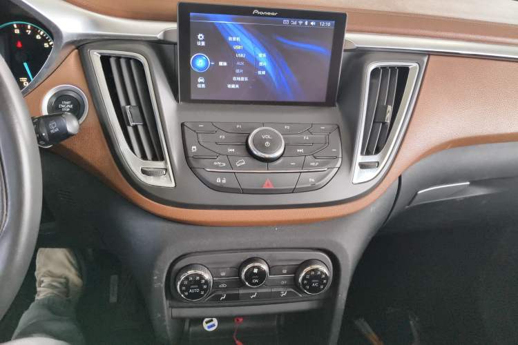 Used Soueast DX7 2017 1.5T Automatic Luxury Model Audio And AC Panel