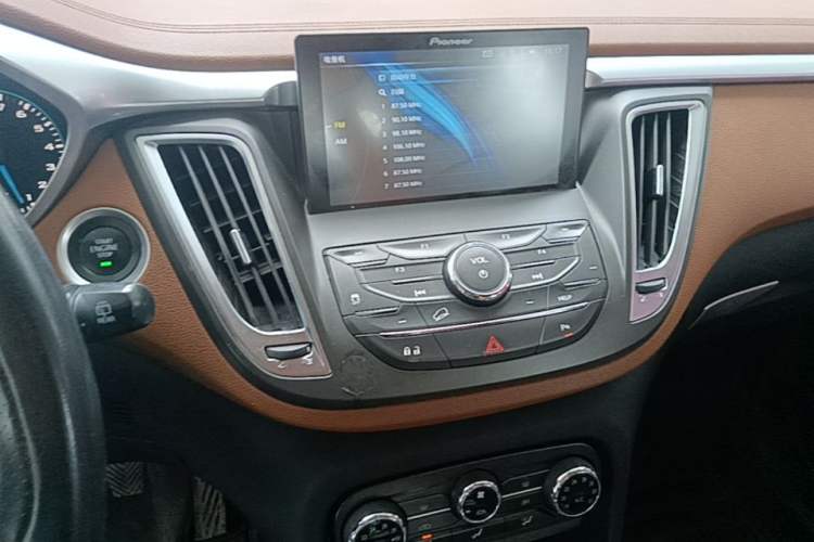 Used Soueast DX7 2017 1.5T Manual Luxury Model Audio And AC Panel