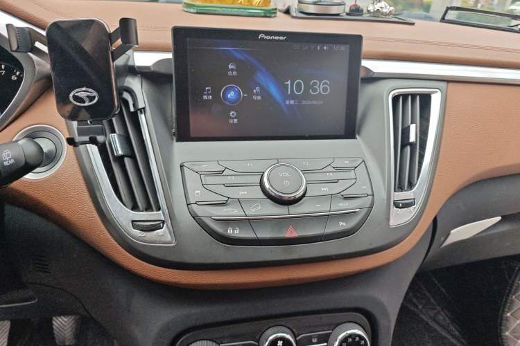 Used Soueast DX7 2017 1.5T Automatic Luxury Model Audio And AC Panel