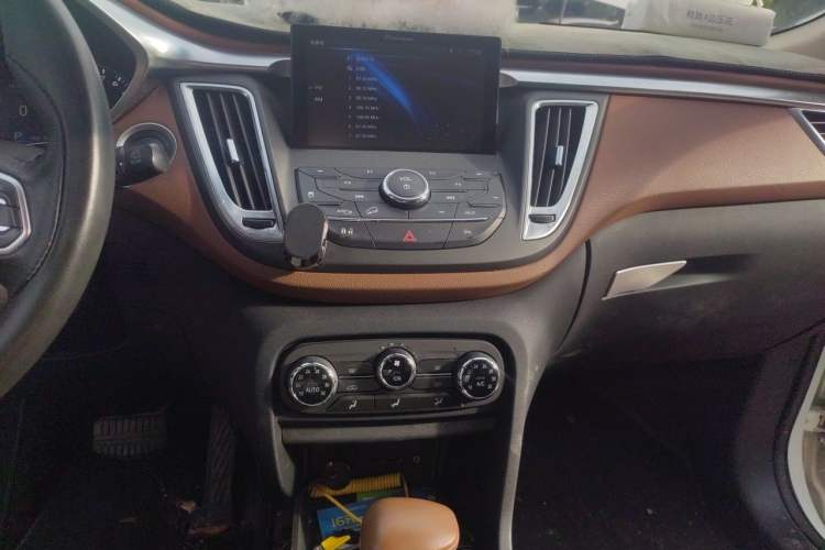 Used Soueast DX7 2017 1.5T Automatic Luxury Model Audio And AC Panel