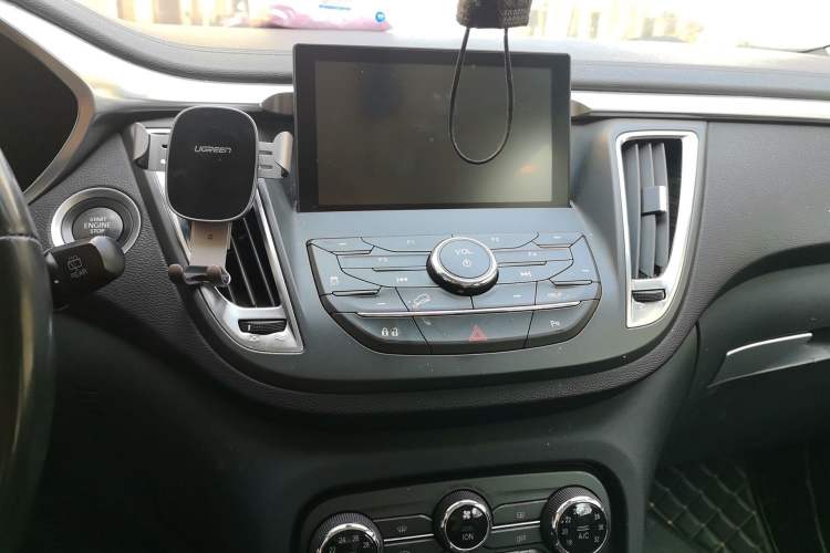 Used Soueast DX7 2017 1.5T Automatic Luxury Model Audio And AC Panel