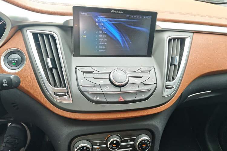 Used Soueast DX7 2017 1.5T Automatic Luxury Model Audio And AC Panel