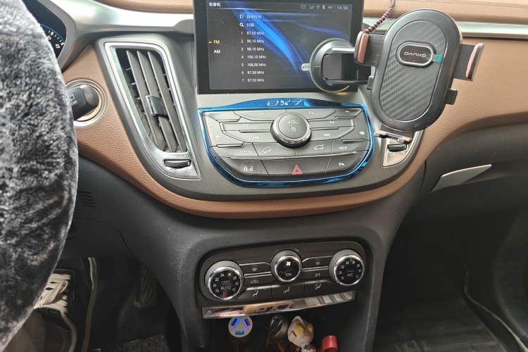 Used Soueast DX7 2017 1.5T Automatic Luxury Model Audio And AC Panel