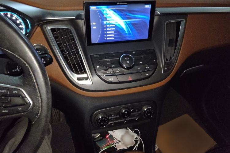 Used Soueast DX7 2017 1.5T Automatic Luxury Model Audio And AC Panel
